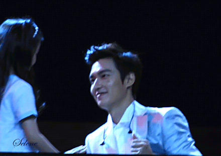 심장소리 느껴보고싶다는 어린이팬에게 무릎 꿇어 가슴 내준 이민호 | 인스티즈