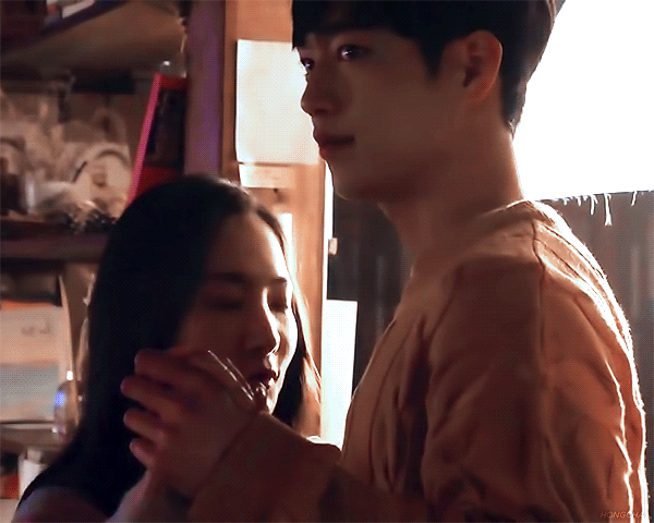 까치발하는 박민영에 고개 숙여 자세 낮추는 서강준 | 인스티즈