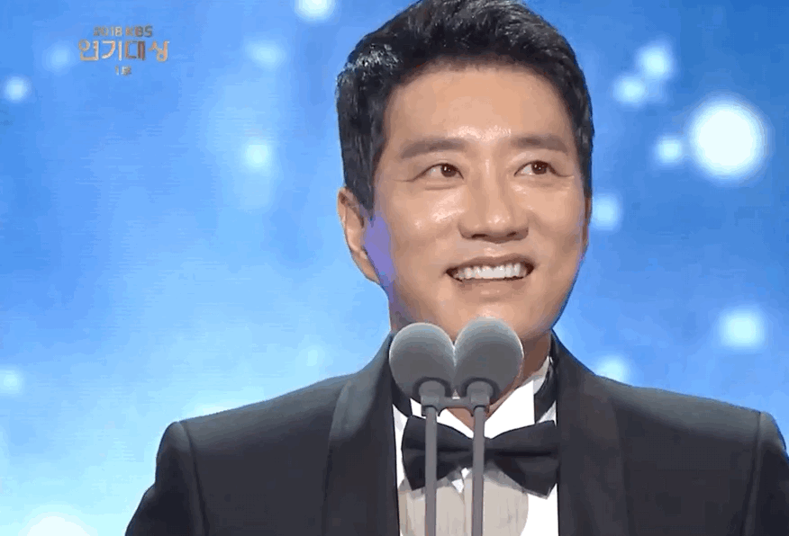 거의 대상받았을때만큼 행복해보였던 네티즌상 수상때 김명민 | 인스티즈