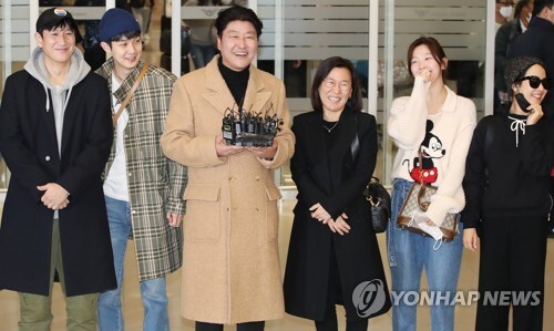 아카데미 4관왕 기생충 주역들 귀국길.jpg | 인스티즈