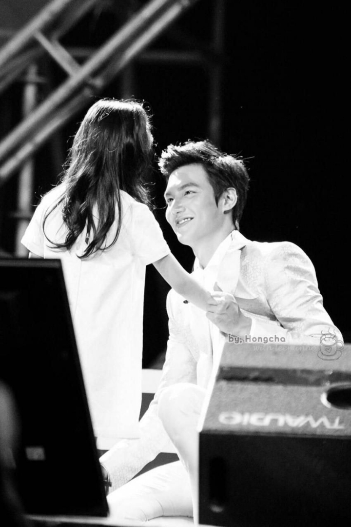 심장소리 느껴보고싶다는 어린이팬에게 무릎 꿇어 가슴 내준 이민호 | 인스티즈