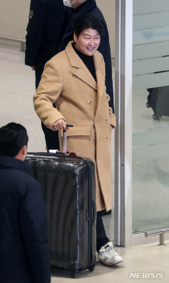 아카데미 4관왕 기생충 주역들 귀국길.jpg | 인스티즈