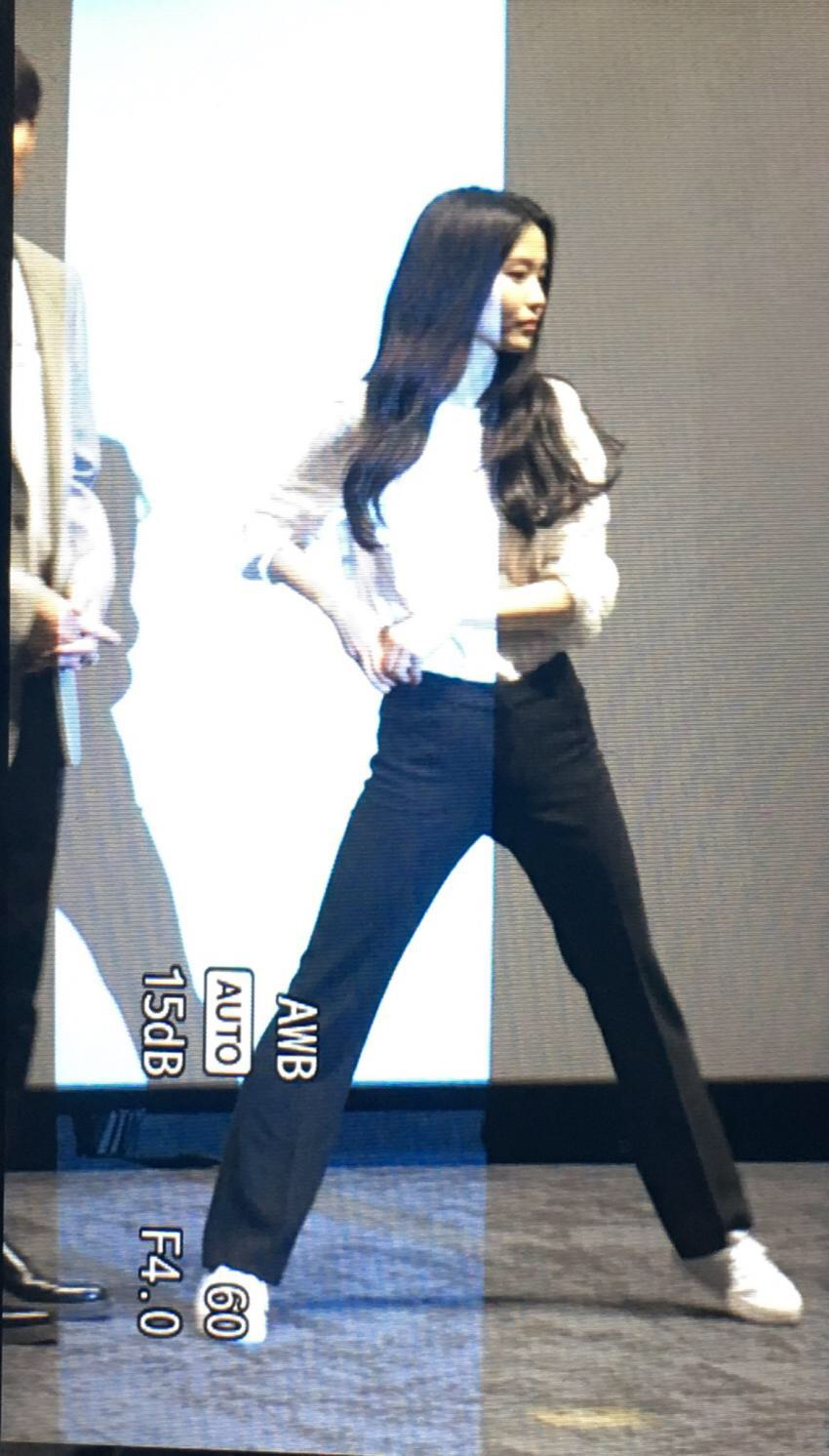 김태리의 계단 사용법.gif | 인스티즈