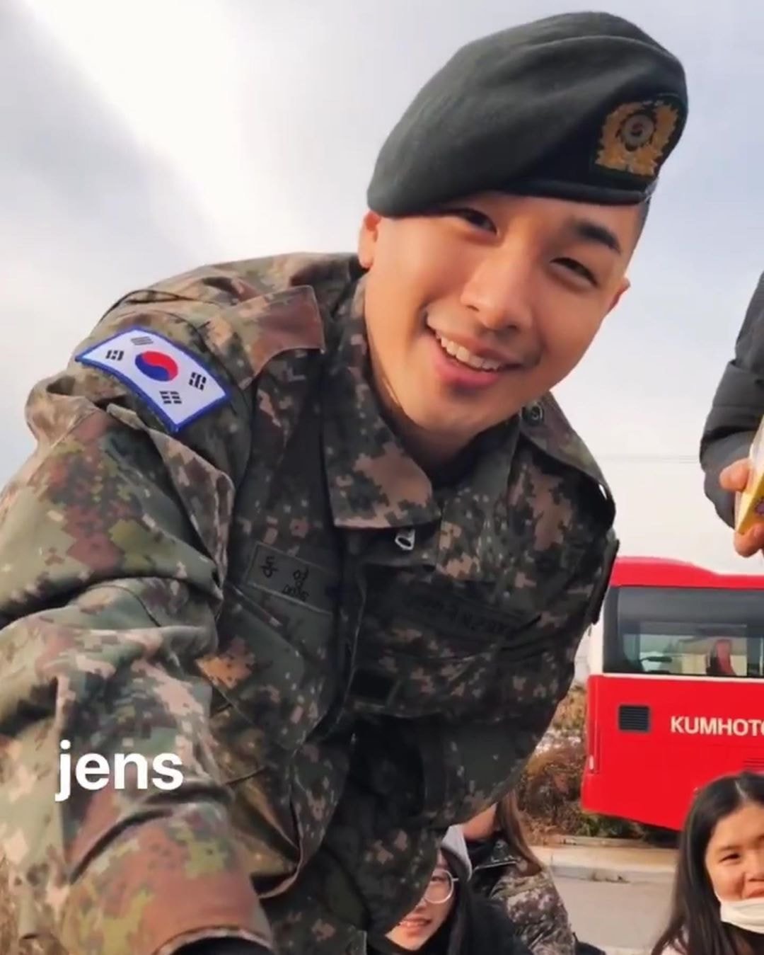 오늘자 전역하고 팬들한테 과자 나눠주는 빅뱅 태양.jpg | 인스티즈