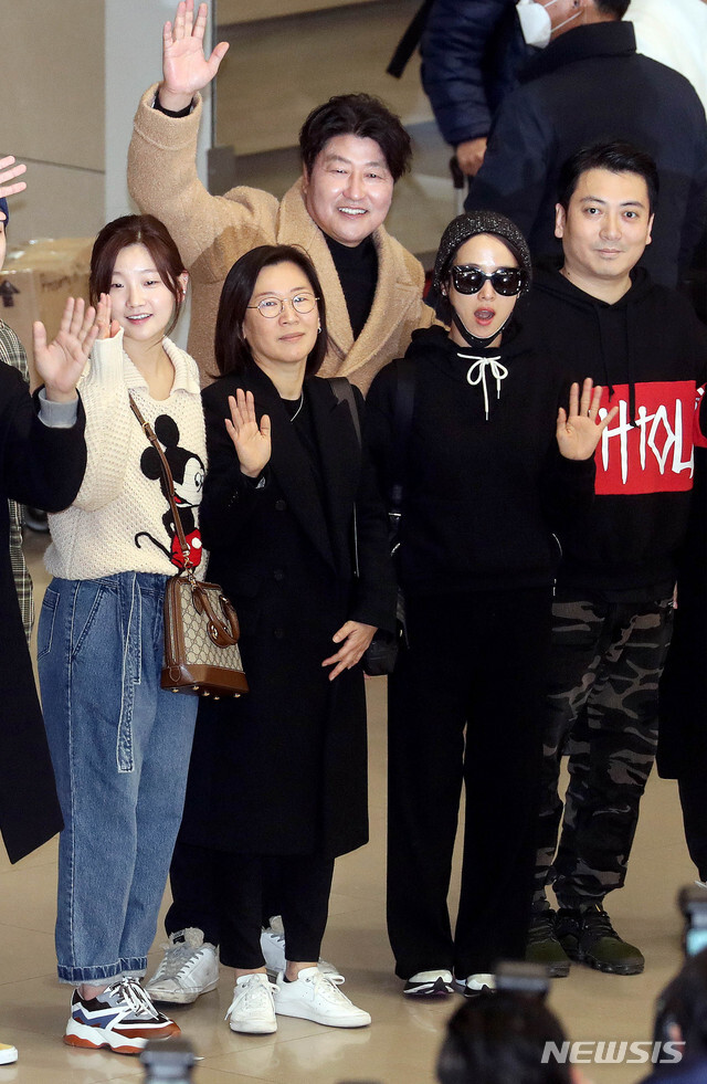 아카데미 4관왕 기생충 주역들 귀국길.jpg | 인스티즈