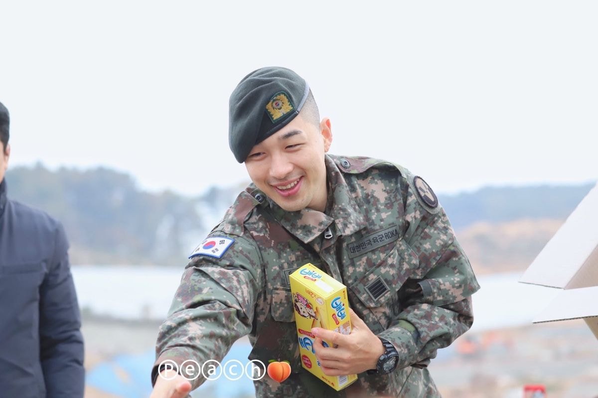 오늘자 전역하고 팬들한테 과자 나눠주는 빅뱅 태양.jpg | 인스티즈