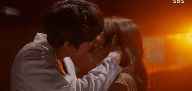 낭만닥터김사부 감독님이 참 좋아하는 키스신 조명&amp;각도.gif | 인스티즈