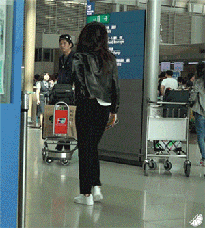 김태리의 계단 사용법.gif | 인스티즈