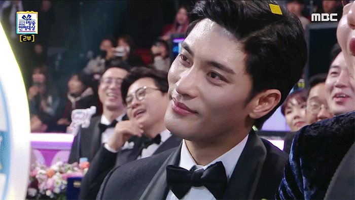 수상소감하는 박나래 보는 성훈 얼굴ㄷㄷ.gif | 인스티즈