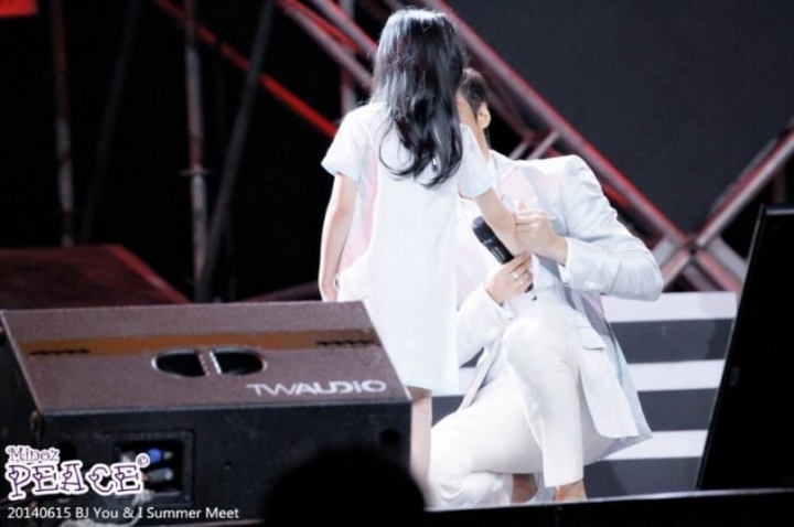 심장소리 느껴보고싶다는 어린이팬에게 무릎 꿇어 가슴 내준 이민호 | 인스티즈