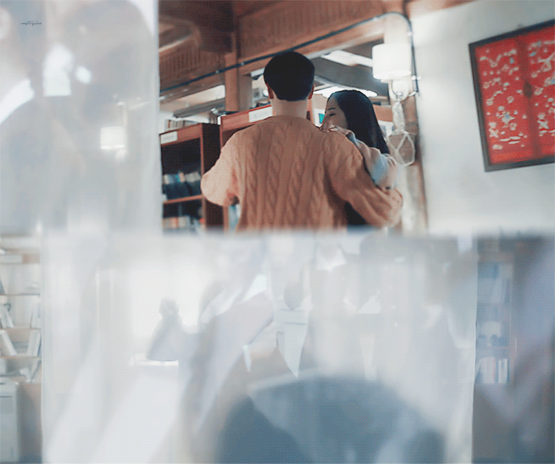 까치발하는 박민영에 고개 숙여 자세 낮추는 서강준 | 인스티즈