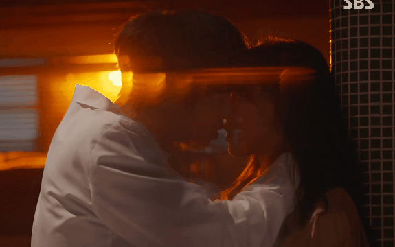 낭만닥터김사부 감독님이 참 좋아하는 키스신 조명&amp;각도.gif | 인스티즈