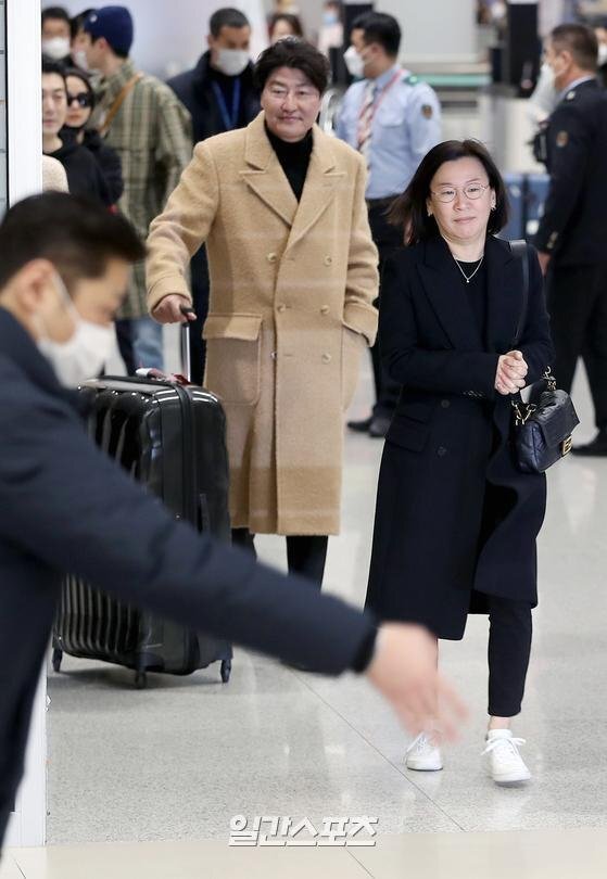 아카데미 4관왕 기생충 주역들 귀국길.jpg | 인스티즈