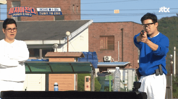 [뭉쳐야찬다] 운동회에서 사격하는 진종오.gif | 인스티즈