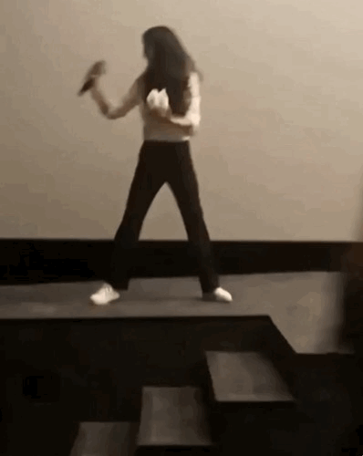 김태리의 계단 사용법.gif | 인스티즈