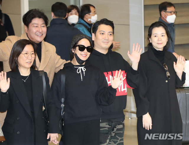 아카데미 4관왕 기생충 주역들 귀국길.jpg | 인스티즈