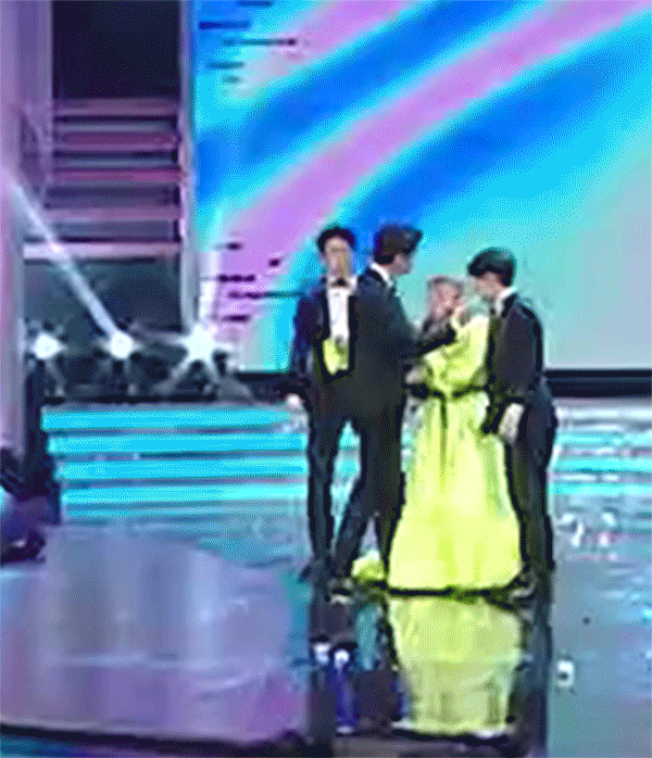 수상소감하는 박나래 보는 성훈 얼굴ㄷㄷ.gif | 인스티즈