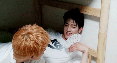 옆사람 어깨에 머리 부비는 버릇 있는 서강준.jpgif | 인스티즈