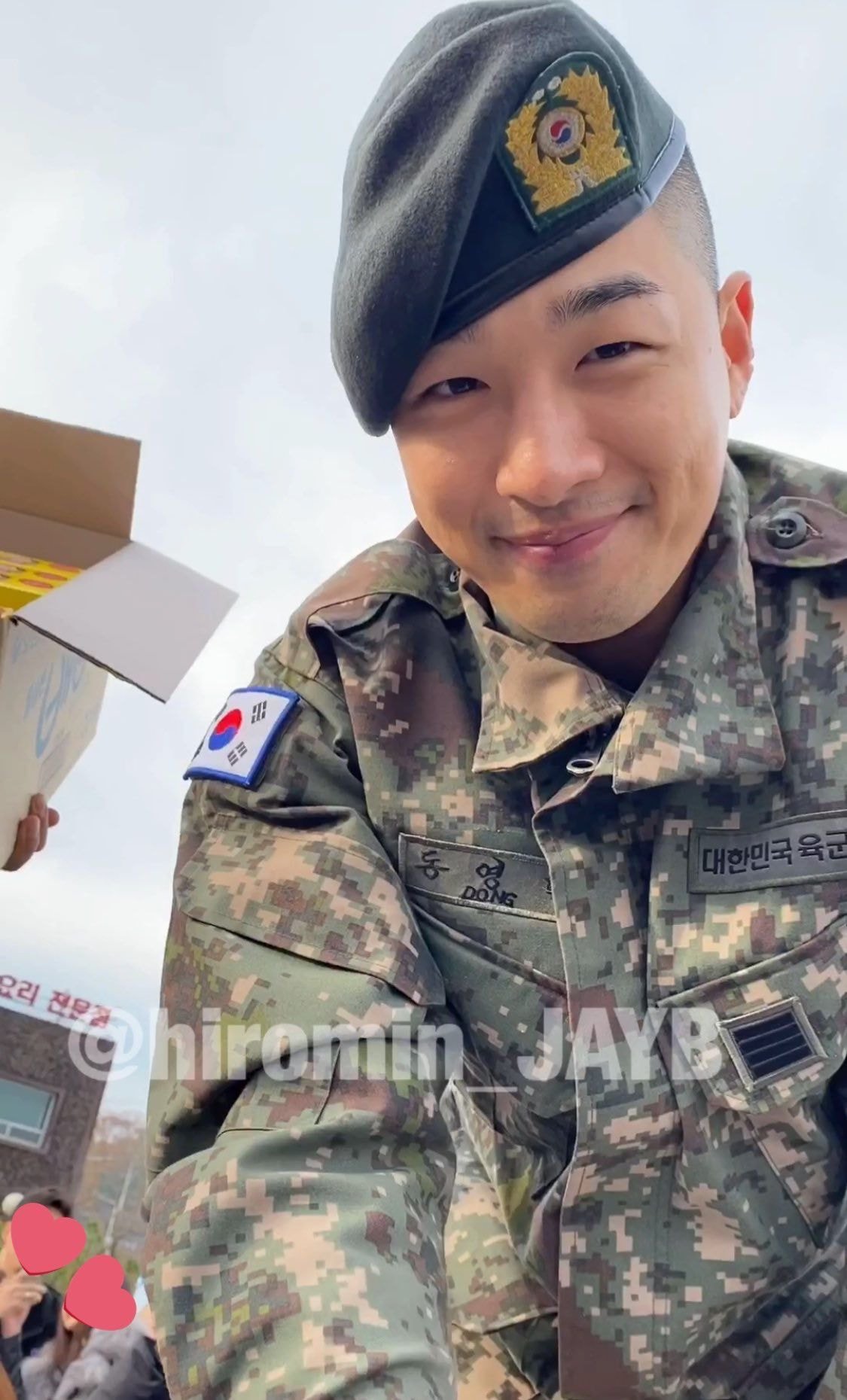 오늘자 전역하고 팬들한테 과자 나눠주는 빅뱅 태양.jpg | 인스티즈