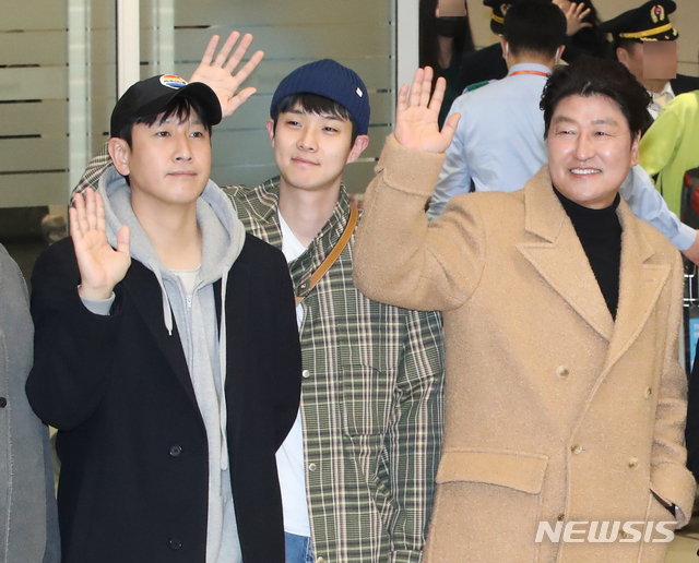 아카데미 4관왕 기생충 주역들 귀국길.jpg | 인스티즈