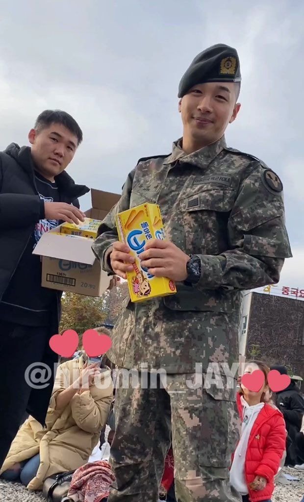 오늘자 전역하고 팬들한테 과자 나눠주는 빅뱅 태양.jpg | 인스티즈