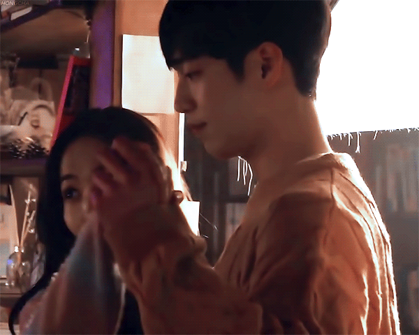 까치발하는 박민영에 고개 숙여 자세 낮추는 서강준 | 인스티즈