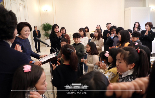 김정숙 여사가 아이들로부터 받은 선물.twt | 인스티즈