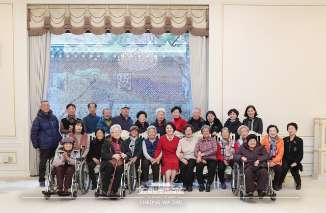 김정숙 여사가 아이들로부터 받은 선물.twt | 인스티즈