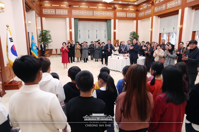 김정숙 여사가 아이들로부터 받은 선물.twt | 인스티즈