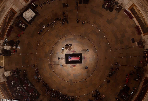 미국 제41대 대통령인 조지 허버트 워커 부시를 추모하는 트럼프 대통령.jpg | 인스티즈