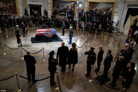 미국 제41대 대통령인 조지 허버트 워커 부시를 추모하는 트럼프 대통령.jpg | 인스티즈