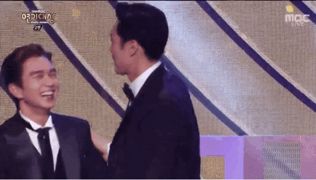 최우수연기상 시상하러 나와서 형아 덕질하는 유승호.gif | 인스티즈