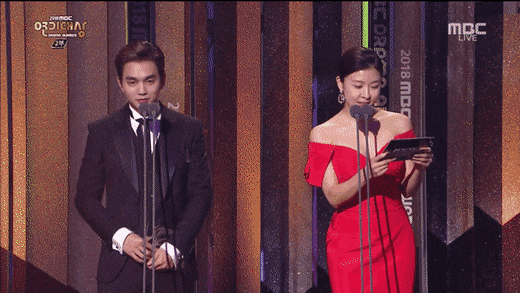 최우수연기상 시상하러 나와서 형아 덕질하는 유승호.gif | 인스티즈