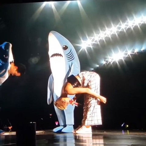 오늘자 한국팬들에게 보내는 인사 영상에서 또 합장한 베네딕트 컴버배치 | 인스티즈