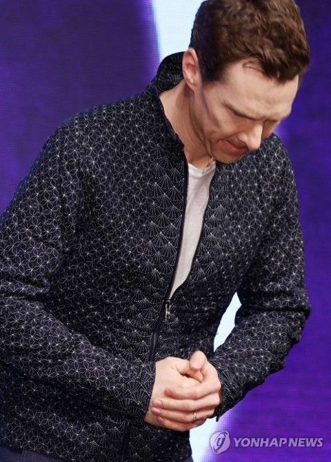 오늘자 한국팬들에게 보내는 인사 영상에서 또 합장한 베네딕트 컴버배치 | 인스티즈