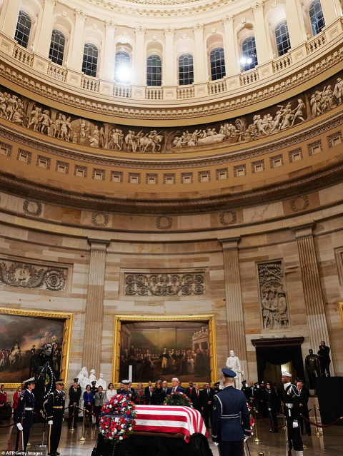 미국 제41대 대통령인 조지 허버트 워커 부시를 추모하는 트럼프 대통령.jpg | 인스티즈