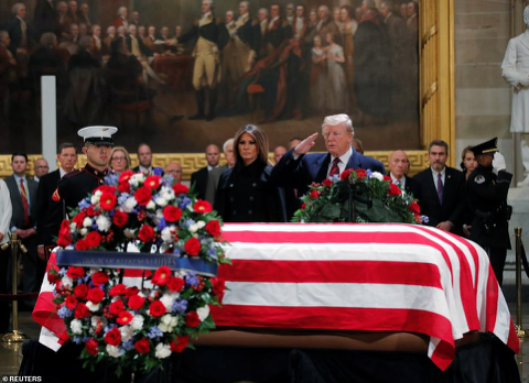 미국 제41대 대통령인 조지 허버트 워커 부시를 추모하는 트럼프 대통령.jpg | 인스티즈