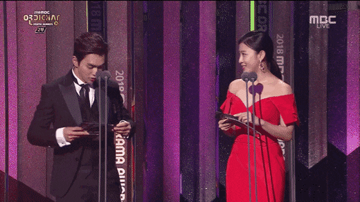 최우수연기상 시상하러 나와서 형아 덕질하는 유승호.gif | 인스티즈