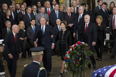 미국 제41대 대통령인 조지 허버트 워커 부시를 추모하는 트럼프 대통령.jpg | 인스티즈