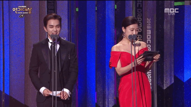 최우수연기상 시상하러 나와서 형아 덕질하는 유승호.gif | 인스티즈