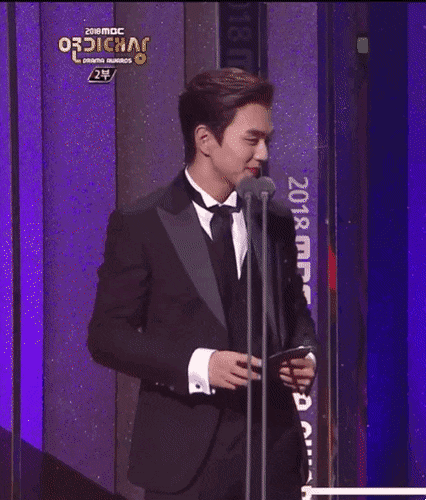 최우수연기상 시상하러 나와서 형아 덕질하는 유승호.gif | 인스티즈