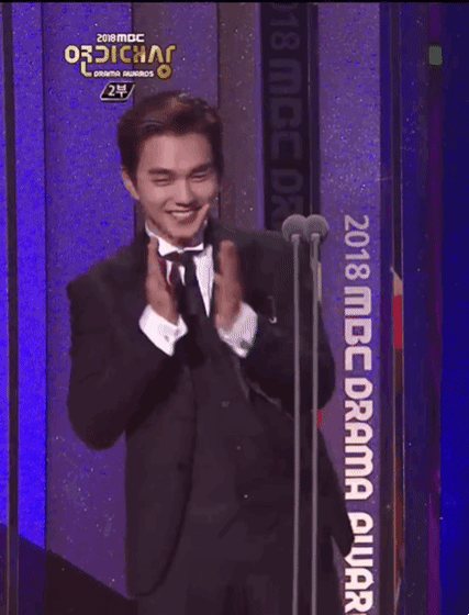 최우수연기상 시상하러 나와서 형아 덕질하는 유승호.gif | 인스티즈