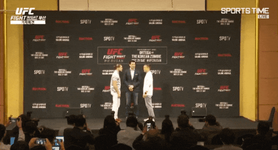 기자회견장에서 코리안좀비에게 선물을 주는 브라이언 오르테가.gif | 인스티즈