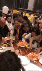 원숭이들의 뷔페 vs 중국인들의 뷔페.gif | 인스티즈