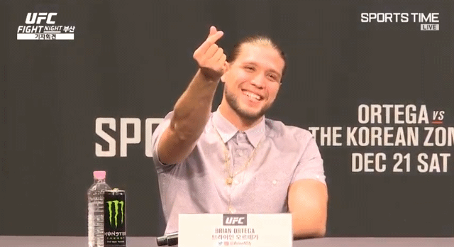 기자회견장에서 코리안좀비에게 선물을 주는 브라이언 오르테가.gif | 인스티즈