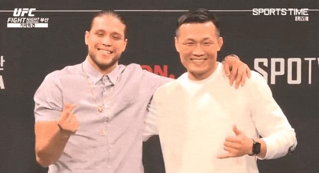 기자회견장에서 코리안좀비에게 선물을 주는 브라이언 오르테가.gif | 인스티즈