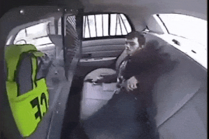 순식간에 경찰차에서 탈출하는 남자.gif | 인스티즈