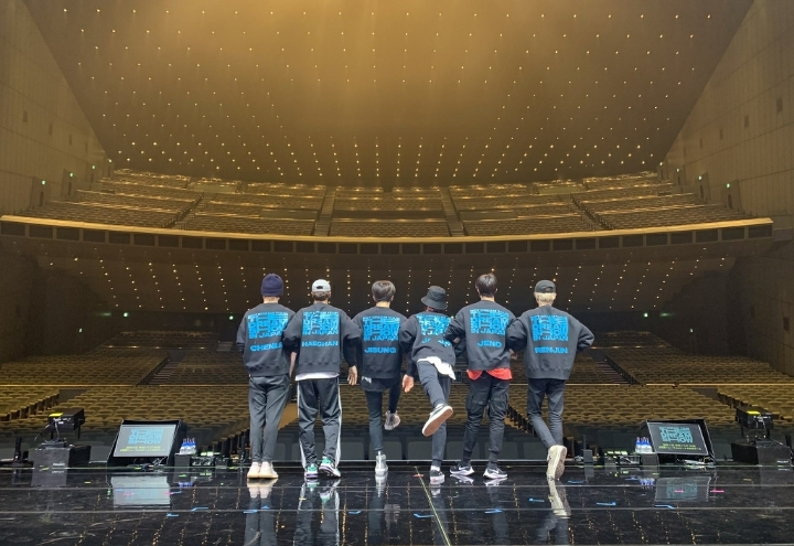 더월 이미지
