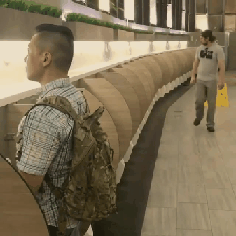 화장실 국룰을 어긴 남자.gif | 인스티즈