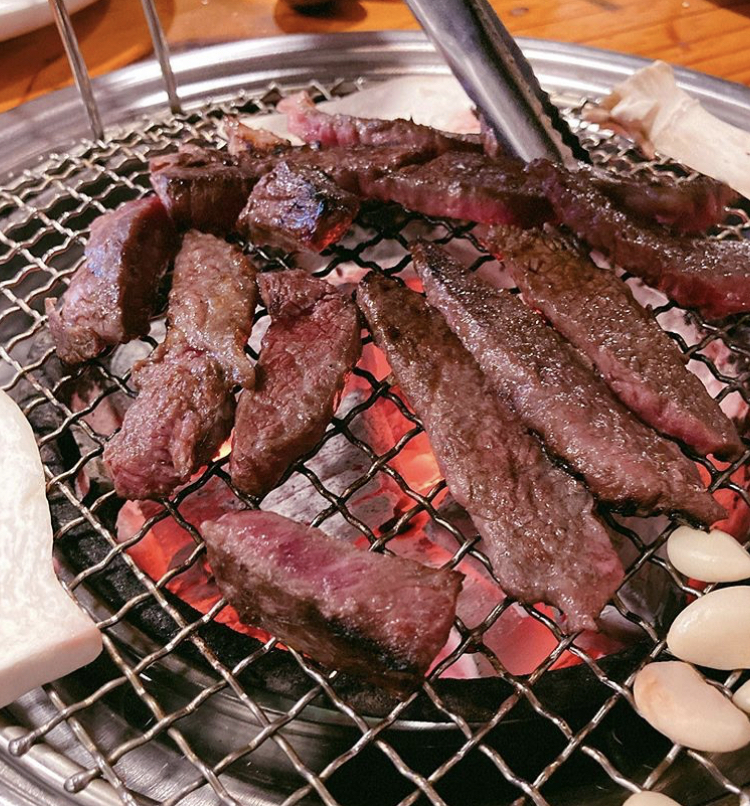 명절에 직장 동료들에게 소고기 사주고 구워주는 남자 | 인스티즈